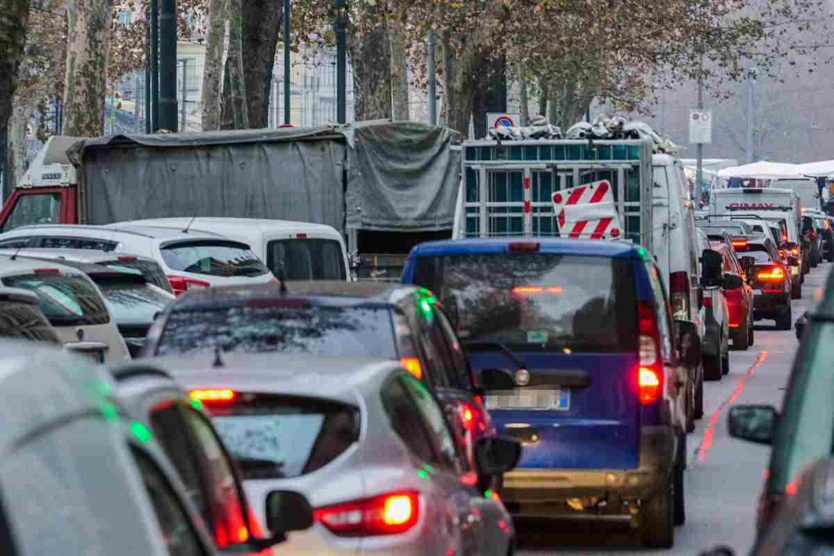 auto traffico nuove restrizioni contro inquinamento