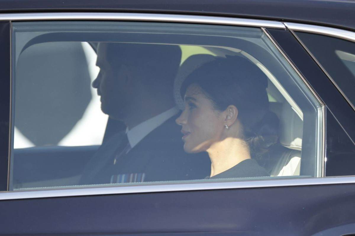 re carlo offre cifra record a meghan per il divorzio da harry