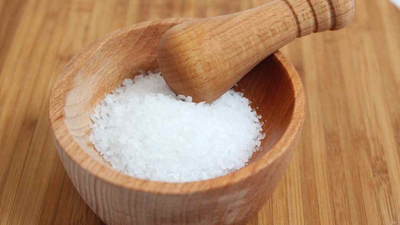 Il sale diventa il tuo miglior alleato nelle pulizie: ecco come usarlo (non  solo per la muffa)