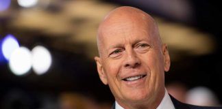 Bruce Willis sorride