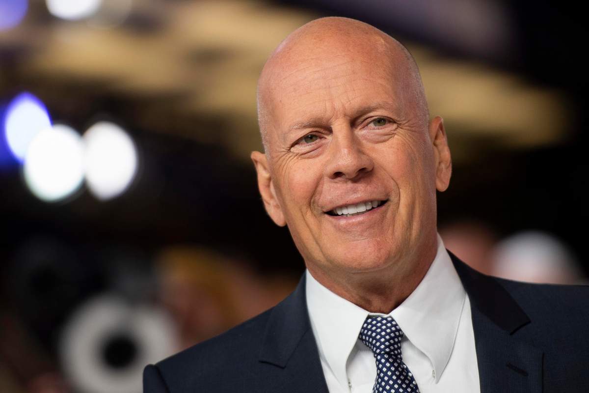 Bruce Willis sorride