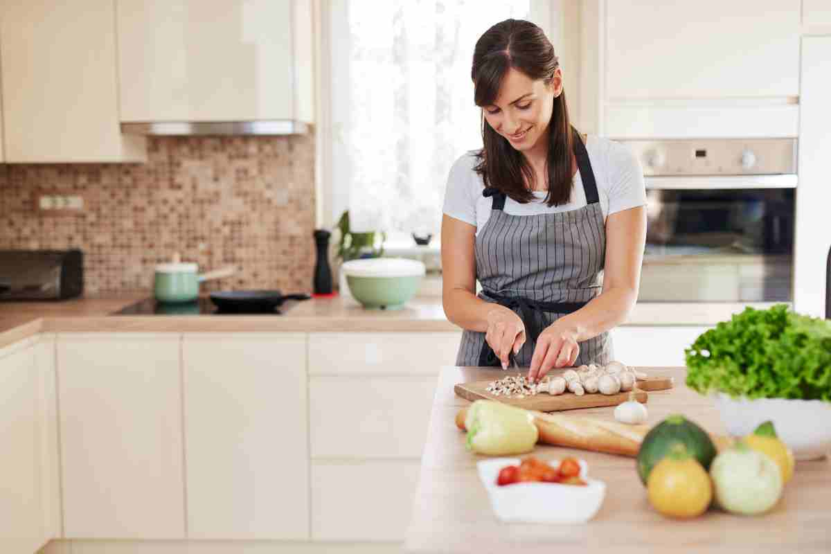 Donna che prepara la cena