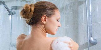 Donna che fa la doccia