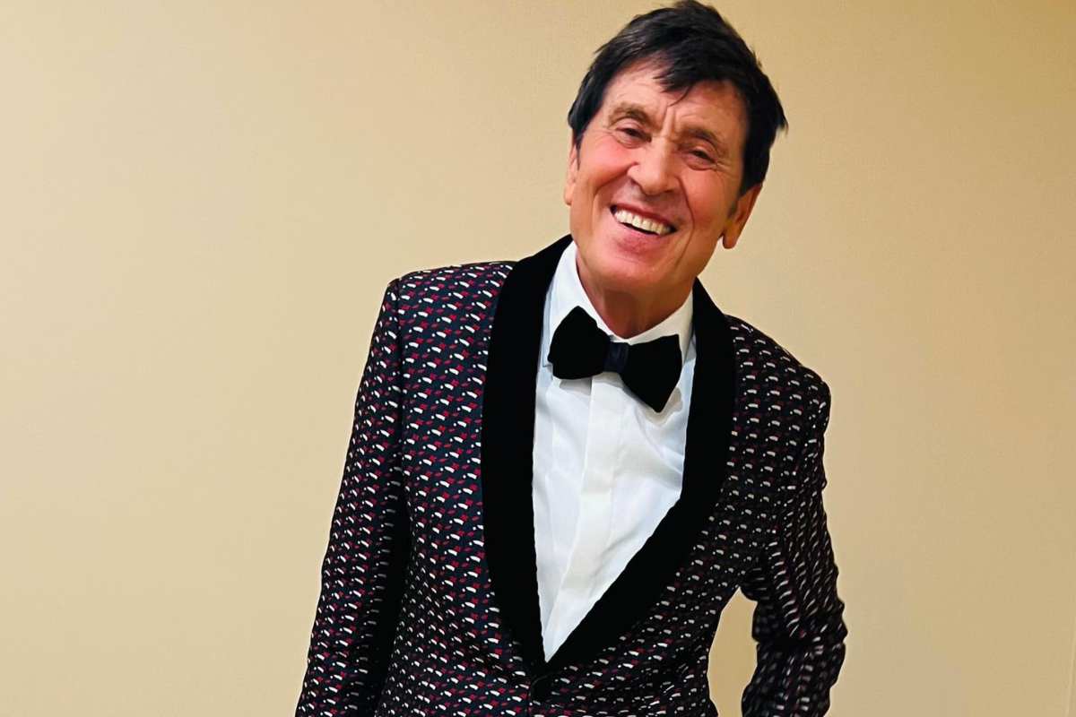 Gianni Morandi canta Mare Fuori