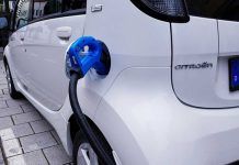 Auto elettriche in carica