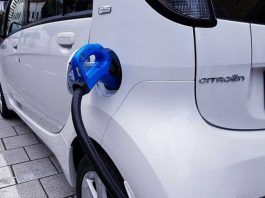 Auto elettriche in carica