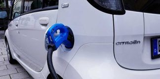 Auto elettriche in carica