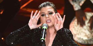 emma marrone selfie specchio