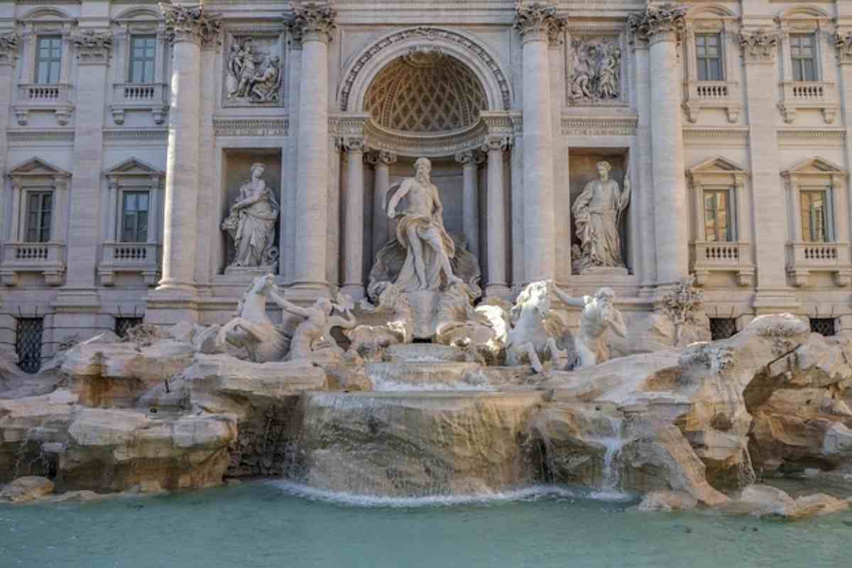 Fontana di Trevi al sole