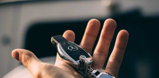 Trucco col telecomando dell'auto