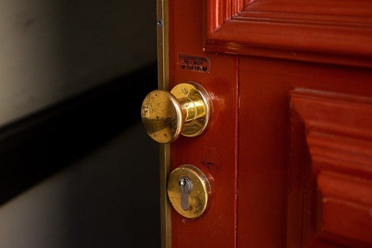 Se trovi questo indizio lasciato sulla porta di casa, chiama subito la polizia