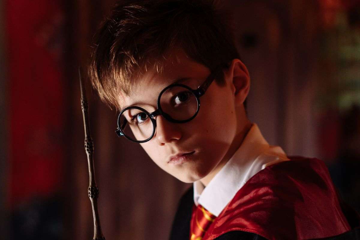 Bimbo imita Harry Potter e finisce in ospedale