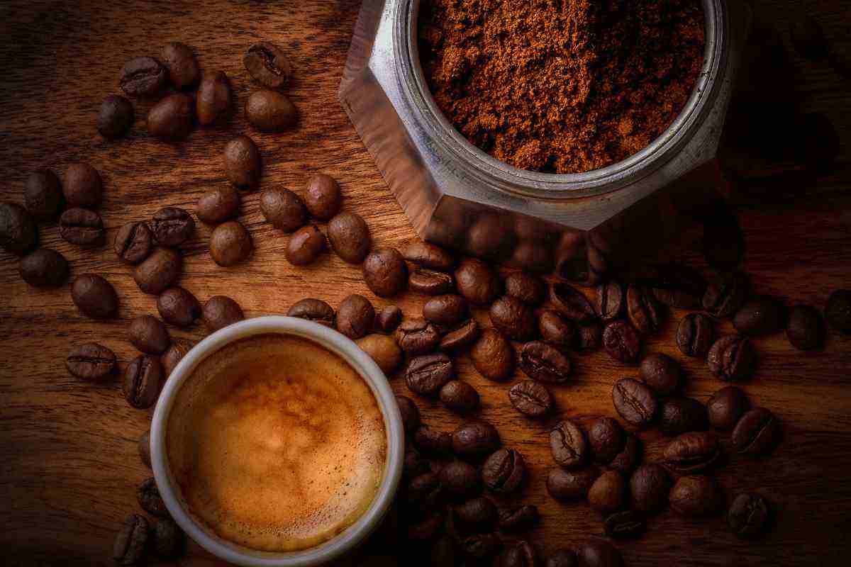 Cosa succede se bevi più di 5 caffè al giorno