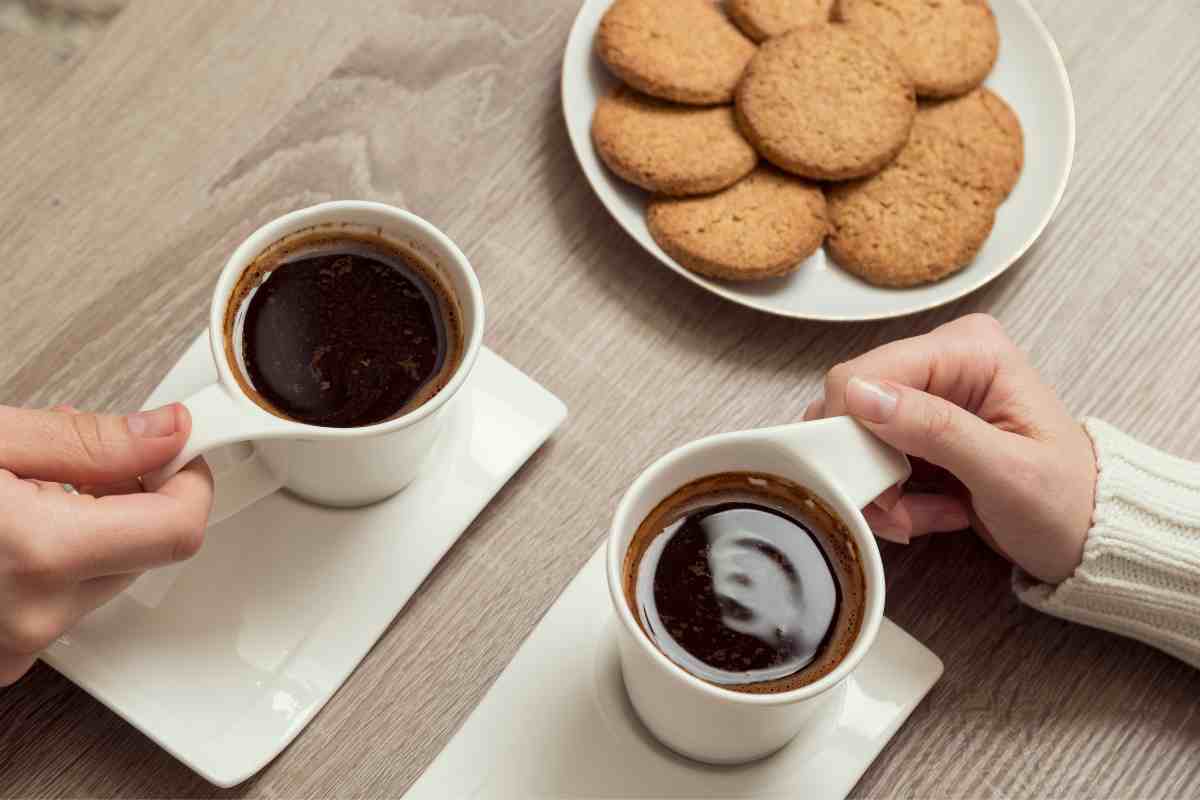 Ecco cosa succede se si bevono più di 5 tazzine di caffè al giorno