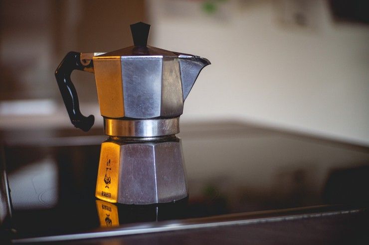 Scopriamo come pulire la moka del caffè con ingredienti naturali