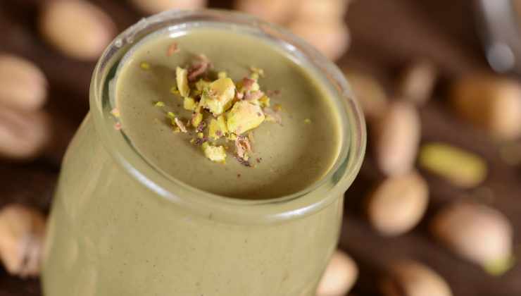 Crema di pistacchio in un vasetto di vetro