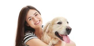 Gli abbracci causano stress ai cani