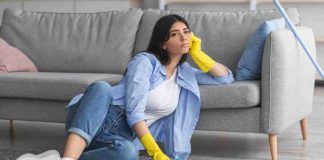 Ragazza fa pulizie