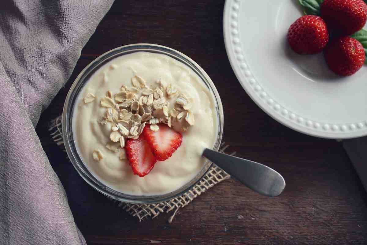 I vantaggi dello yogurt naturale rispetto agli altri insaporiti con gusti