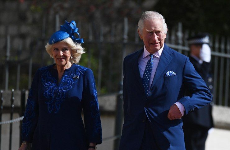 carlo e camilla abiti blu pasqua