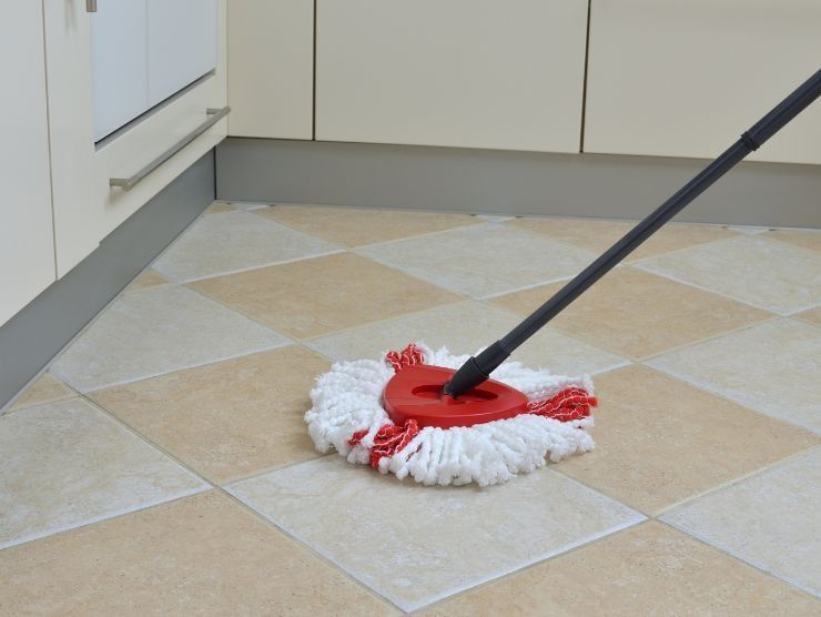 pulire pavimento appiccicoso