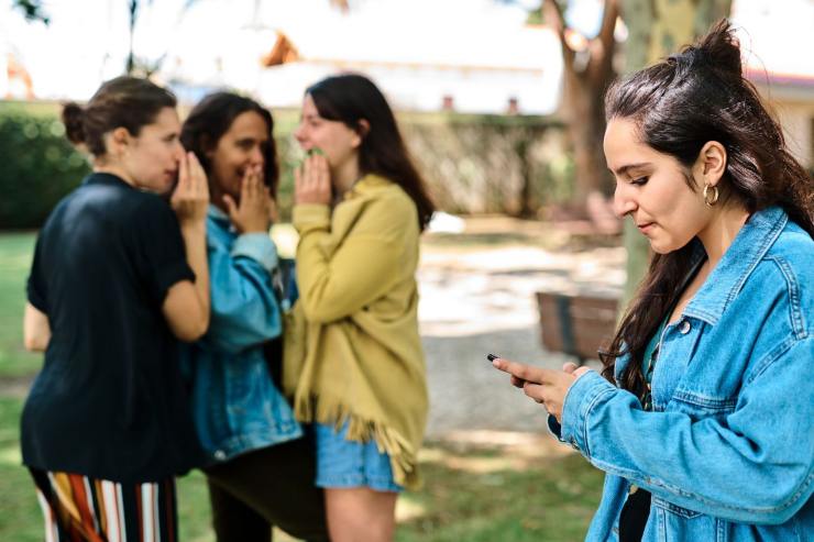 segni che parlano male alle spalle