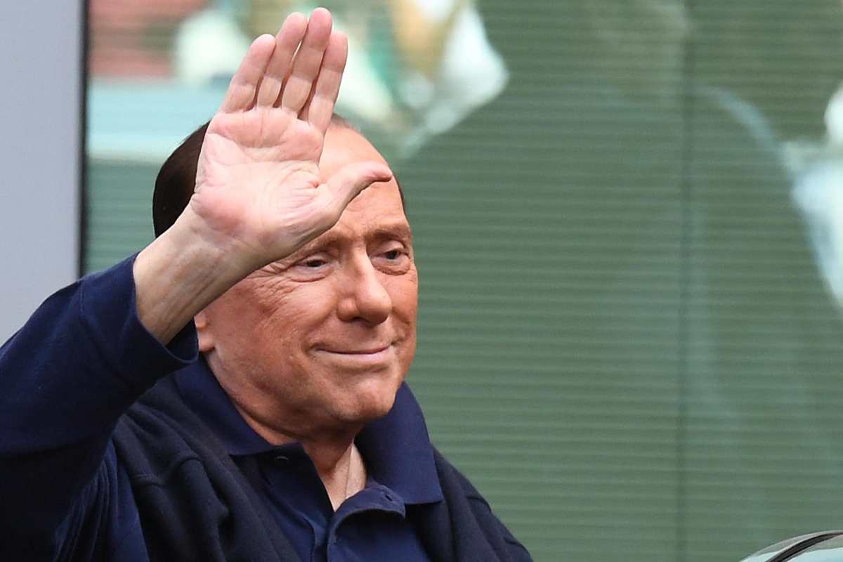 Silvio Berlusconi saluta