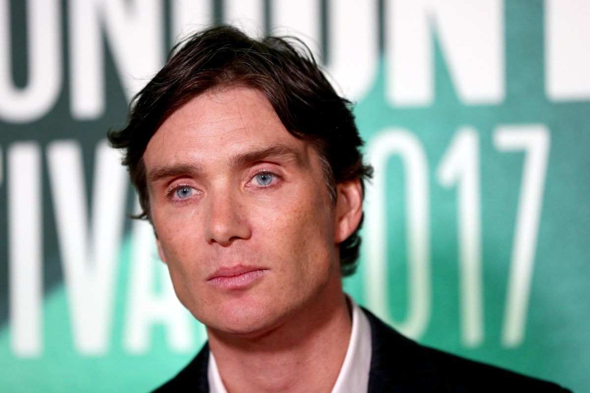 attore si ribella a foto e selfie mentre cammina cillian murphy