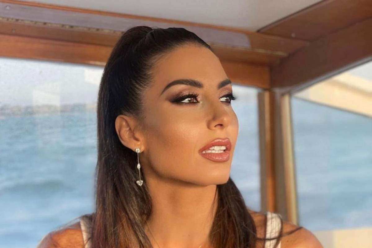 Elisabetta Gregoraci scollatura esplosiva polemiche