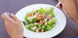I benefici di mangiare insalata prima del pasto