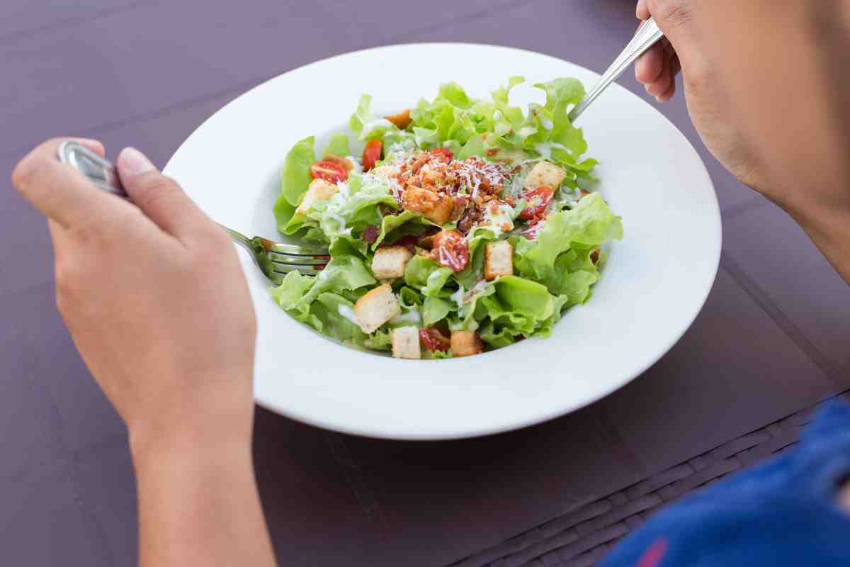 I benefici di mangiare insalata prima del pasto