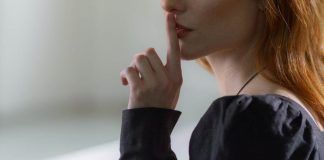 I segni zodiacali che non amano parlare