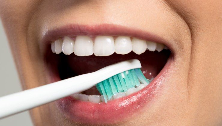 Denti: perché non passare mai colluttorio dopo spazzolino
