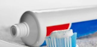 dentifricio sulla spazzola: benefici incredibili