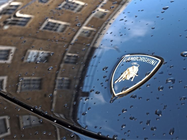 Una Lamborghini Urus sequestrata viene guidata dalla Guardia di Finanza