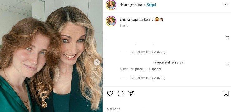 Lorella Cuccarini e la figlia sorridono