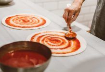 condire salsa di pomodoro per la pizza