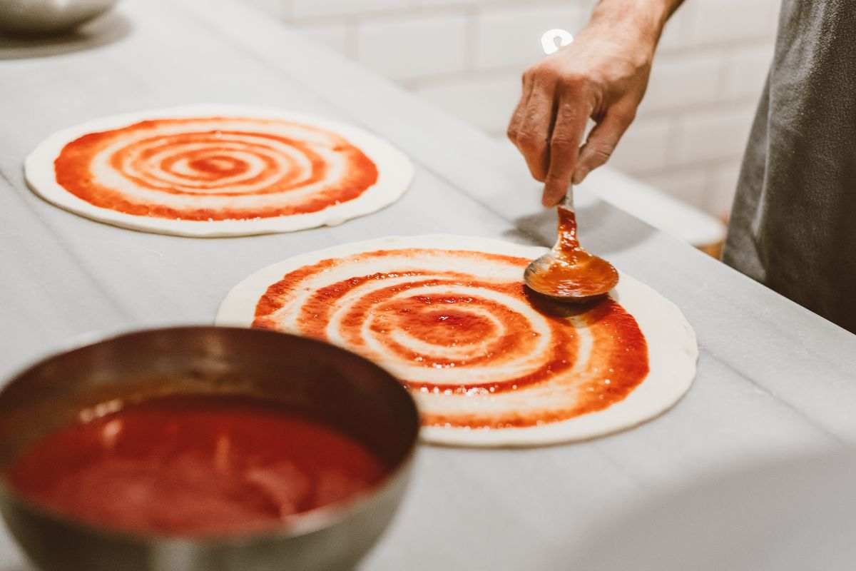 condire salsa di pomodoro per la pizza