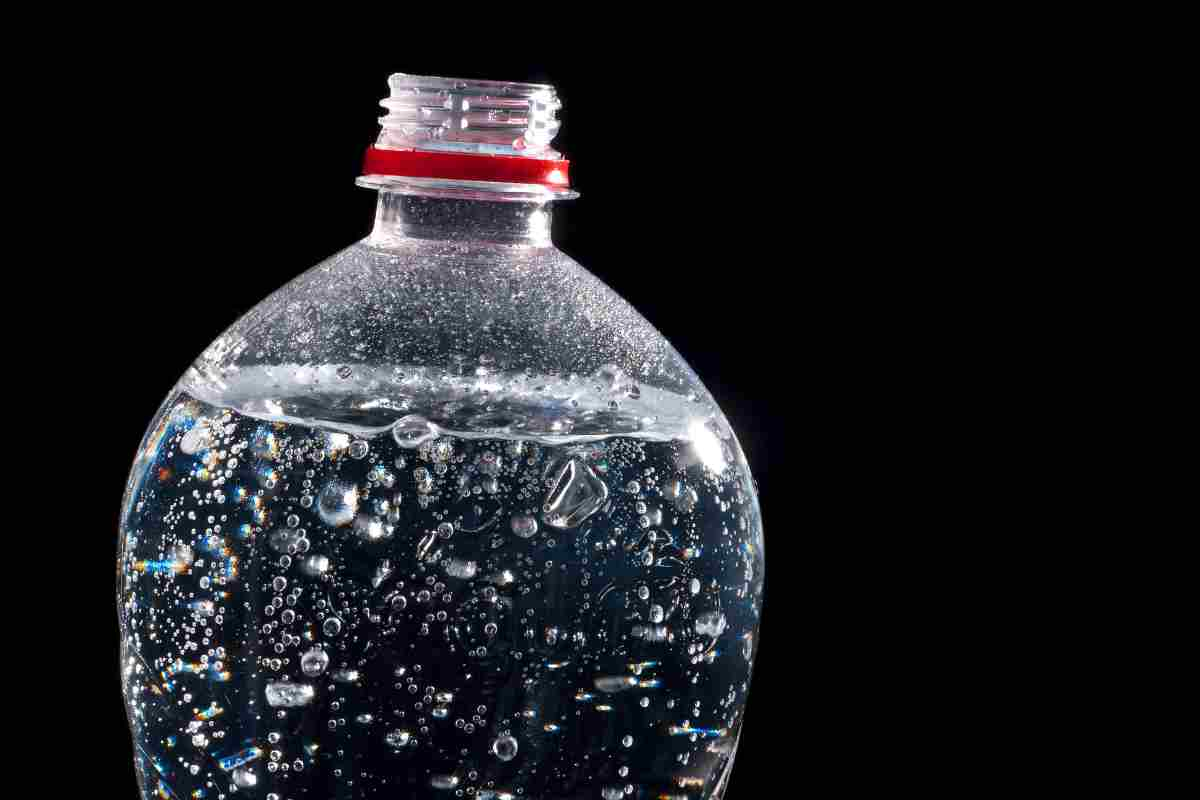 Bere acqua frizzante aumenta il rischio di calcoli renali, la verità