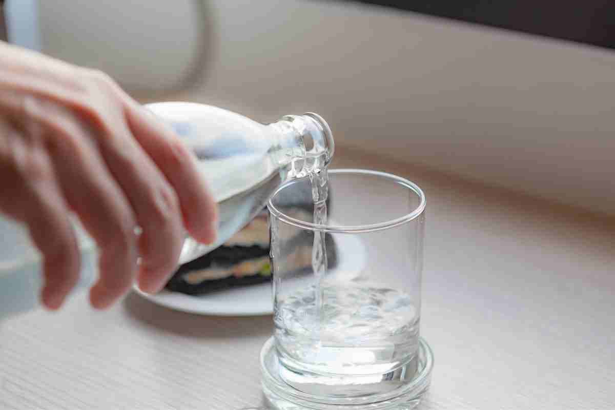 Bere acqua frizzante aumenta il rischio di calcoli renali, la verità