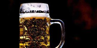 Birra sul cuoio capelluto: cosa succede?