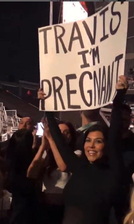 Kourtney Kardashian svela la gravidanza durante un evento