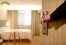 Cosa succede se me ne vado prima dall'hotel