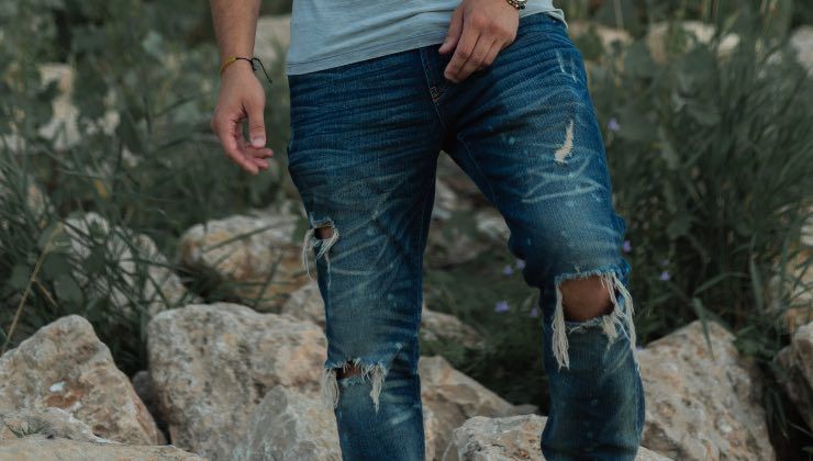 Fai come la sarta e risolvi il problema dei jeans bucati