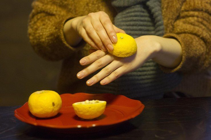 limone sulle mani aiuta a renderle giovani e belle