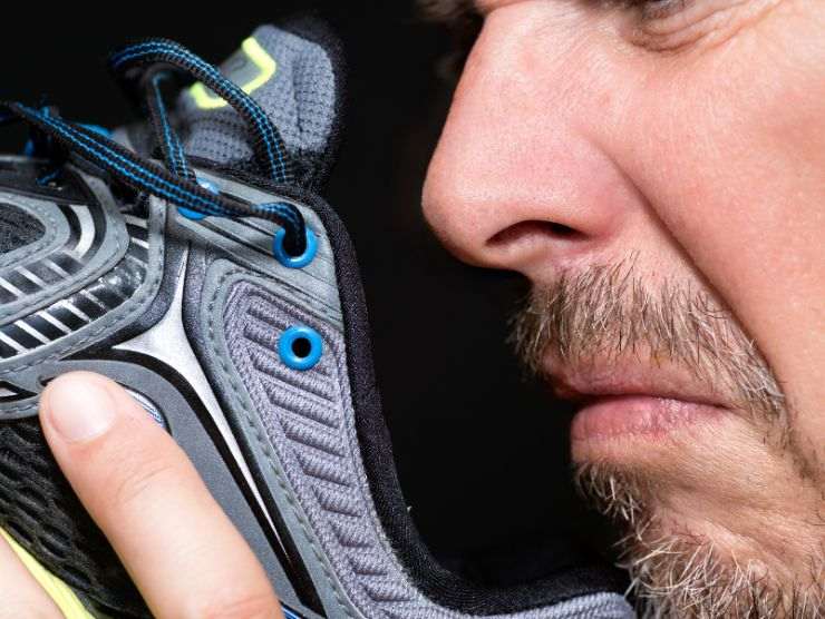 metodi eliminare cattivi odori scarpe