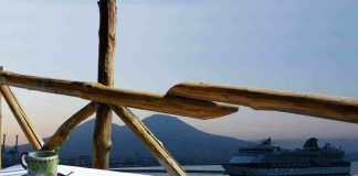 pizza margherita e tazzina di caffé con vista su Napoli