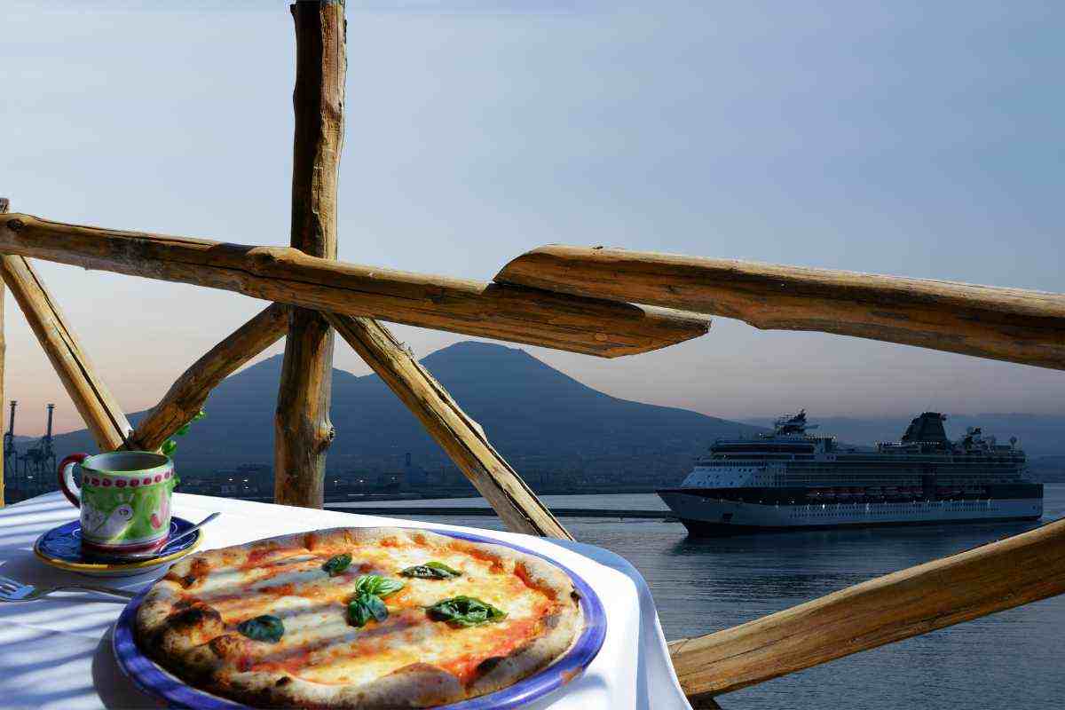 pizza margherita e tazzina di caffé con vista su Napoli