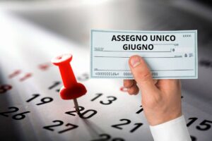 calendario e mano che mantiene assegno