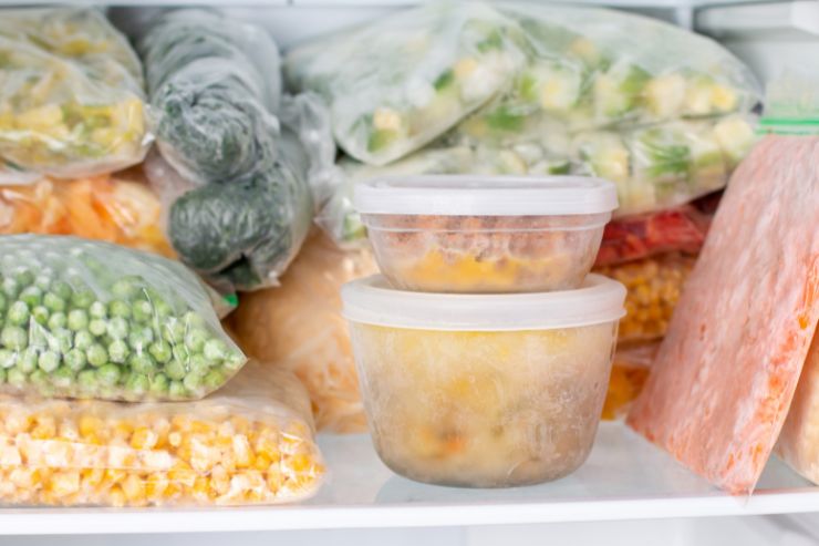 cibo conservato nel freezer in contenitori ermetici